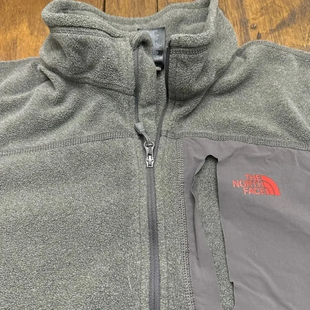 EUC The North Face quarter zip pullover fleece. Gray with red logo. Mens Small.